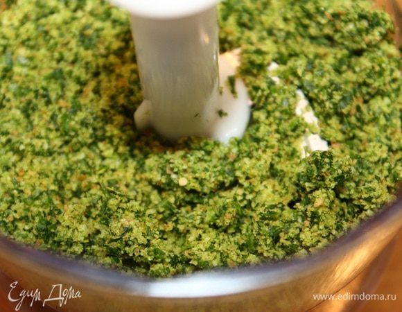 Пока обжаривается мясо, делаем панировку. Если нет готовых сухарей, используем корочку белого хлеба. В блендере измельчить сухари, зелень петрушки и перья зеленого лука до однородной массы.