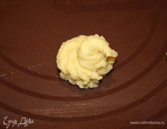 Картофель отварить в мундире. Поставить под холодную воду и почистить. Добавить соль, сливочное масло и пюрировать. Затем добавляем яйца и  натертый сыр. Выкладываем пюре на силиконовый коврик при помощи кондитерского рукава. Запекаем в духовке при температуре 200°С 10 минут.