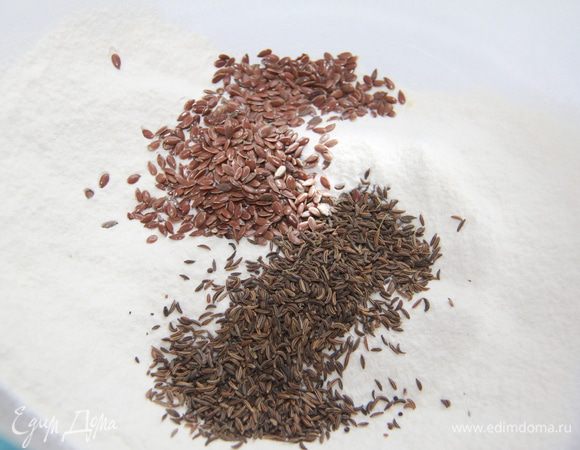 Муку просеять. Отмерить семена.