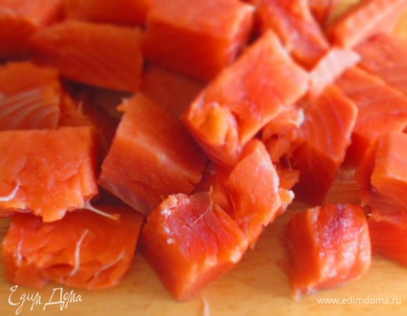 Филе рыбы нарезать небольшими кусочками.