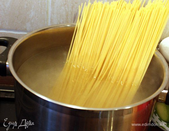 Посолить воду и после закипания положить спагетти в кастрюлю. Варить согласно инструкции на упаковке (около 8 минут, до состояния "al dente").