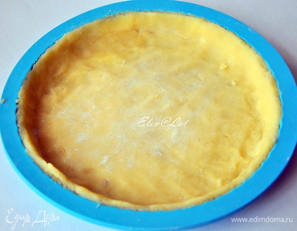 Охлажденное масло с сахарной пудрой взбейте с помощью миксера. Добавьте муку, миндальную муку, соль. Добавьте яйца. Миску с тестом накройте пленкой, и поставить в холодильник  на 3часа.
Охлажденное тесто вложить в форму для тартов. И поставить форму с тестом в холодильник на 1 час.
