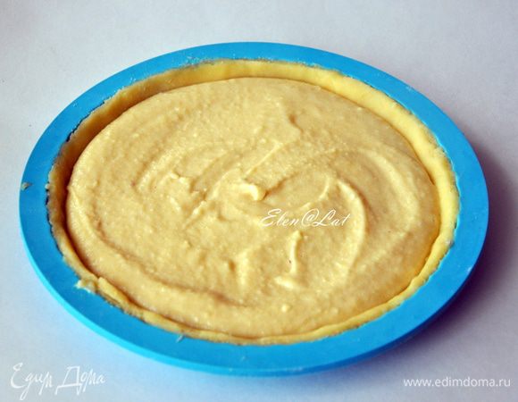 Готовим миндальный крем
В хорошо размягченное масло добавьте сахарную пудру, миндальную муку, яйца, и желтки. Перемешать и добавить сливки. С помощью кондитерского мешка крем выложить в форму с тестом. Немного не доходя до края. 