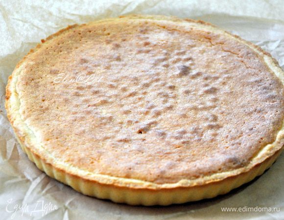 Выпекать в предварительно разогретой до 160С духовке  до светлого цвета миндальной массы. Готовому тарту дать остыть. 
