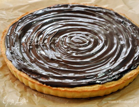 Шоколадная глазурь:
Шоколад растопить в микроволновке и добавить сливочное масло и размешать до однородности.
Шоколадную глазурь вылить на миндальный тарт. Дать шоколадной глазури застыть и присыпать какао, а  можно и не присыпать, согласитесь красиво и очень аппетитно!!!. 