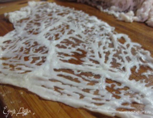 Жировую сетку нарезать на прямоугольники (размер приблизительно 8х12 см).
Лучше не нарезать сразу всю сетку, а отрезать нужный кусочек на каждый гречаник поочередно.