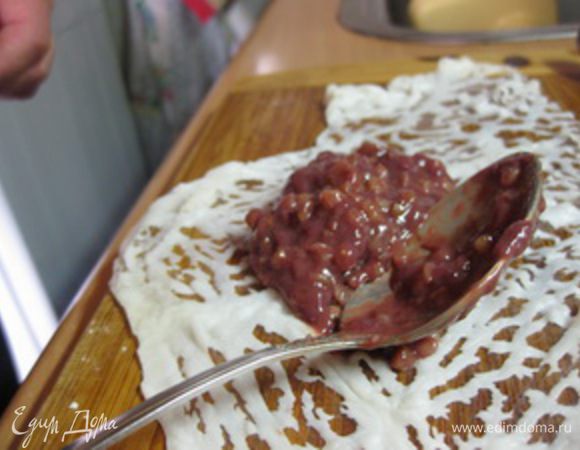 Итак, отрезали прямоугольник, на один край выложить 1 ст.ложку печеночно-гречневого фарша, 