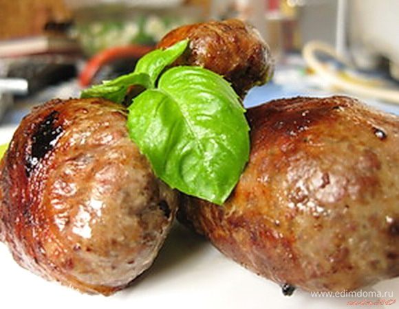 После того как все гречаники скручены и выложены на тарелочку, разогрейте сковороду и слегка смажьте ее растительным маслом, а лучше смальцем (много не надо, так как жировая сетка начинает вытапливаться и жира становится предостаточно).
На разогретую сковороду выкладываем гречаники, накрываем крышкой (это обязательно! иначе будете ловить свои гречаники по всей кухне), жарить на небольшом огне до красивого румяного цвета, если сомневаетесь в готовности, просто проткните зубочисткой.
Все, печеночные гречаники готовы, подавать лучше всего с овощным салатом.