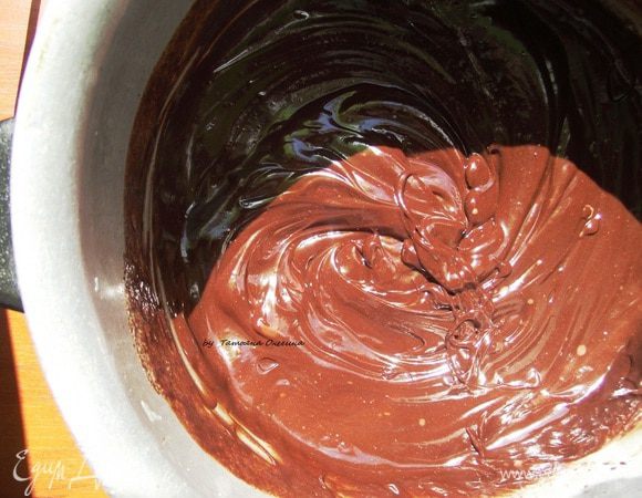 Шоколад наломать на кусочки, отправить в кастрюльку на водяную баню, растопить и не мешать. 