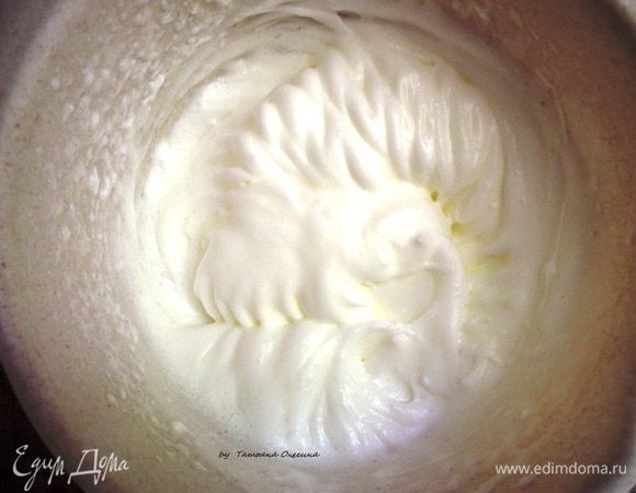 Белки отделить от желтков и взбить до устойчивых пиков. 