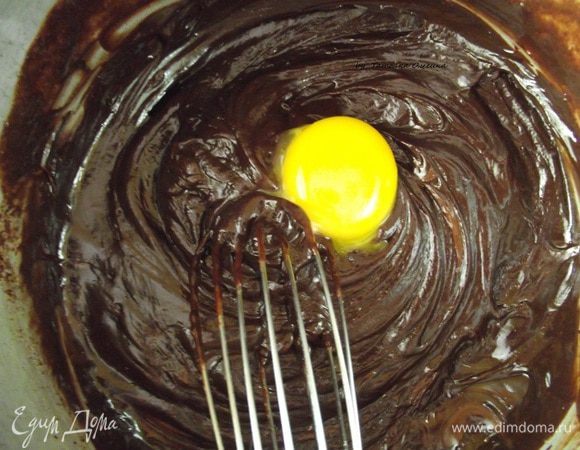 Ввести по одному желтки, ванильную эссенцию и быстро вымешать венчиком.