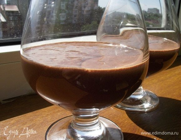 Мусс разлить по бокалам и отправить в морозильную камеру на 15 минут.