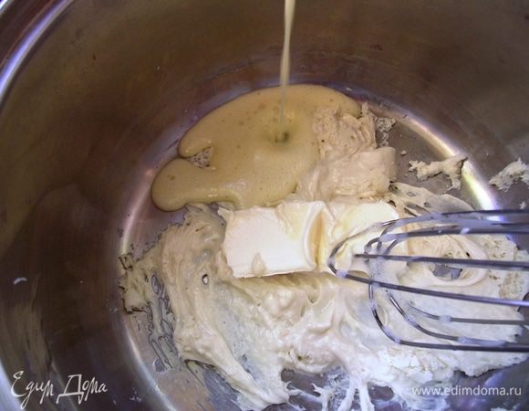 Белый шоколад наломать на кусочки, добавить сливочное масло, ликер и поставить на водяную баню. Затем остудить.