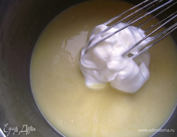 Взбиваем 100 мл сливок в крепкую устойчивую пену и вводим в остывшую  белую шоколадную массу. 