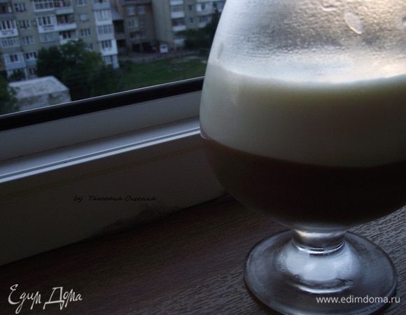 Аккуратно вымешиваем, крем должен получиться гладким и однородным.
Выкладываем крем на шоколадный мусс и снова ставим в морозильную камеру на 15 минут. 