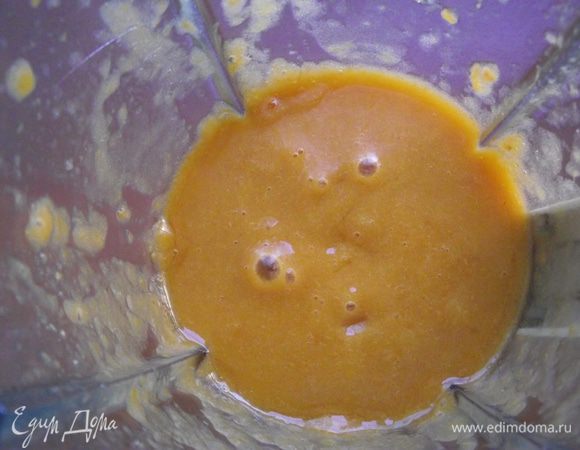 Приготовление абрикосового желе.

Желатин замачиваем в вине или шампанском. Абрикосы обдать кипятком и снять шкурочку. Отправить в блендер, добавить сок лайма или лимона, измельчить в пюре. Затем желатин отправляем на маленький огонь, добавляем 75 г сахара и даем ему полностью раствориться. Но не доводим до кипения! Добавляем абрикосовое пюре и немного прогреваем, 1-2 минуты. Снимаем с огня и охлаждаем. Остывшее пюре аккуратно выкладываем на крем. Верх закрываем пищевой пленкой и ставим в холодильник застывать.