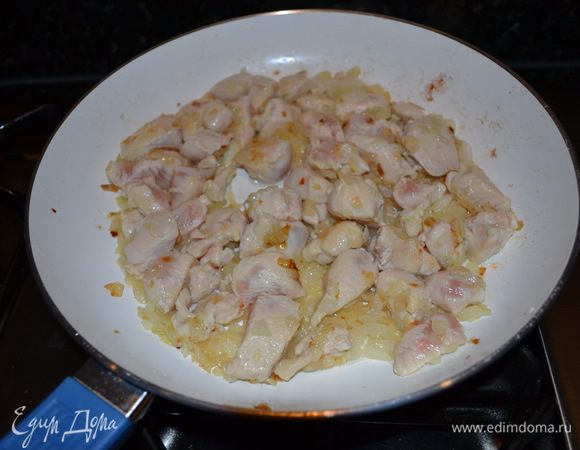 Добавить филе и слегка подрумянить.