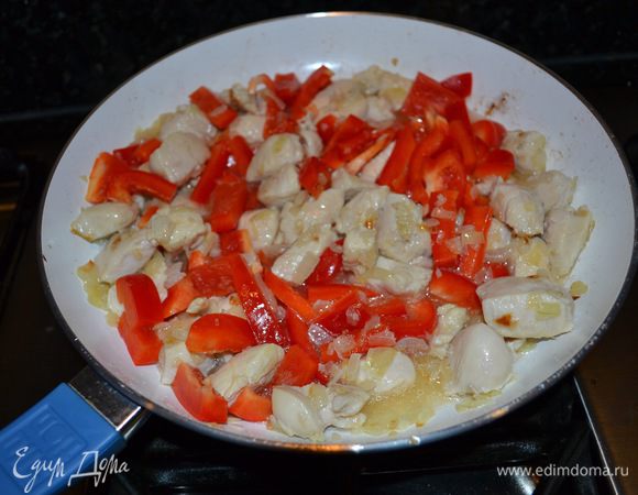 Выложить сладкий перец, добавить немного воды, довести до кипения и тушить на маленьком огне 10 минут.