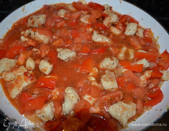 Затем добавить помидоры, томат-пасту, посыпать солью, чёрным перцем и сушёным тимьяном.