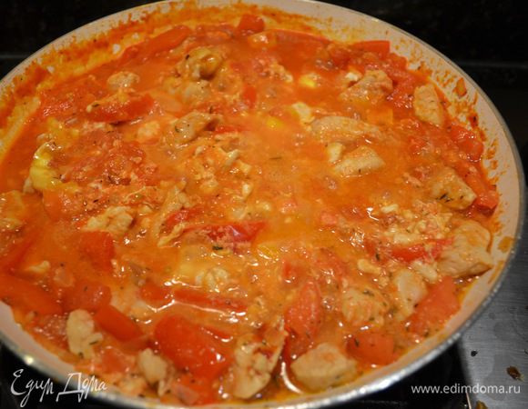 Вбить яйца и перемешивать до тех пор, пока белок не застынет. 