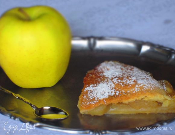 Поверхность пирога смазать водой и посыпать оставшемся сахаром. Выпекать в разогретой до 180°С духовке 40 минут. Приятного аппетита:)
