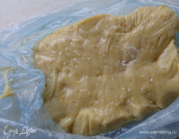 Растопить мед со сливочным маслом и пряностями, добавить соду. Смесь вспенится. Помешать, немного охладить. Добавить яйца, затем муку и замесить некрутое тесто. Скатать его в шар и положить в холодильник на несколько часов. Там оно уплотнится и с ним будет приятно работать.
Замечание насчет соды: вместо нее можно добавить 100-150 г сметаны и 2 ст.л. водки или коньяка. Говорят, что  получится настоящее пряничное тесто. Но я сама не пробовала так сделать, да и тесто сейчас мне нужно не очень мягкое. Что касается пряностей, я клала имбирь, лимонную цедру, кардамон и корицу. Но пряности - очень индивидуальная вещь, поэтому все кладем по вкусу!