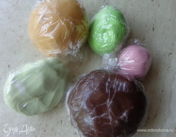 Приготовить мастику из маршмеллоу (см.http://www.edimdoma.ru/retsepty/56351-mastika). Дать ей немного отдохнуть.