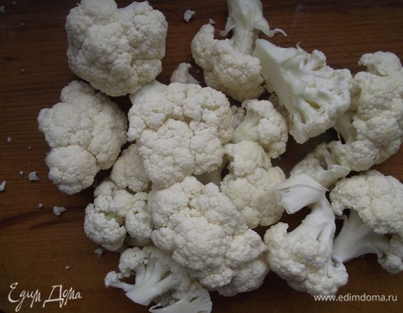 Цветную капусту разобрать на соцветия, промыть и отварить в подсоленной воде до  состояния ” аl dente”  5-6 мин. Отбросить на дуршлаг и остудить.