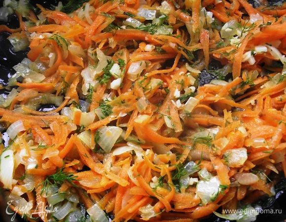 Нарезаем лук,  натираем морковь на крупной терке и мелко рубим чеснок ножом. На оливковом или растительном масле обжариваем лук до слегка золотистого цвета, добавляем чеснок, а затем морковь. Обжариваем на слабом огне  5-7 минут, в конце добавьте мелко порезанный укроп.