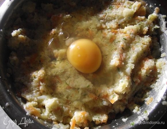 Все овощи измельчаем при помощи мясорубки или комбайна, добавляем соль, перец, яйцо, 3 ст.л. муки и хорошо перемешиваем фарш.