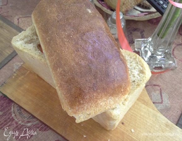 Разрежьте хлеб. Вытащите всю мякоть, смажьте хлеб внутри маслом. Потом положите любую зелень или листья салата, помидор, майонез, яйца (не резать, целиком), майонез, зелень и помидор. Можно сделать любую начинку.