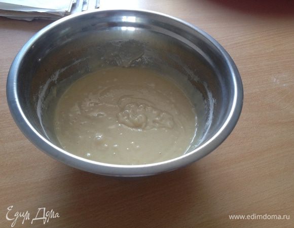 Смешиваем молоко, сахар, муку, яйцо, соду (не гасить).