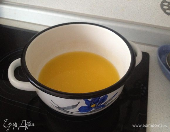 Растопить масло и добавить в смесь, всё перемешать. Разделить на 2 коржа и выпекать 15-20 минут при 180°С.