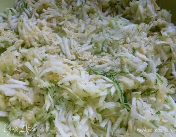 Кабачки  и лук мелко натереть  и очень хорошо отжать.
