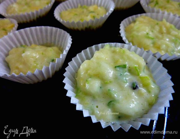 Формочки для мини кексов промазать маслом и распределить смесь равномерно. 
