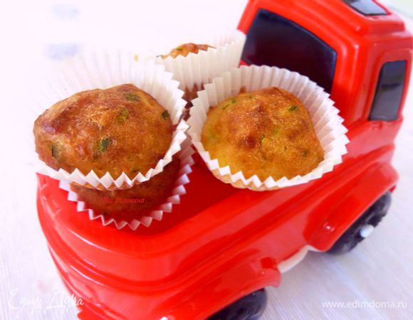 Запекать при температуре 180°С 35  минут. Если готовить кексы стандартных размеров, то запекать минут 50. 
