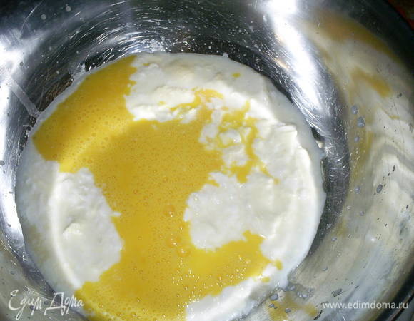 Дрожжи растереть с сахаром. Добавить взбитые вилкой два яйца, размягченное сливочное масло, соль, муку, кефир.