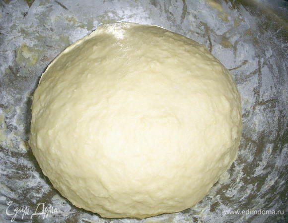 Замесить мягкое тесто, если понадобится, можно добавить совсем немного муки. Собрать тесто в шар, положить в миску, накрыть чистым полотенцем и оставить в теплом месте до увеличения объема в 2-3 раза. У меня тесто стояло немного больше часа.