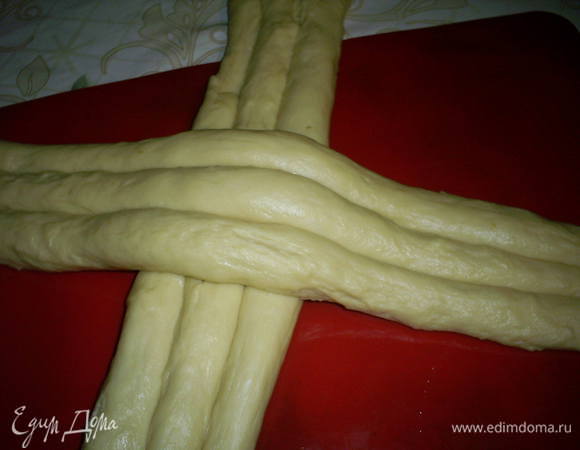 Теперь самое интересное - приступаем к плетению. Укладываем три жгута плотно друг к другу. Три оставшихся выкладываем сверху под углом 90 градусов к нижним.