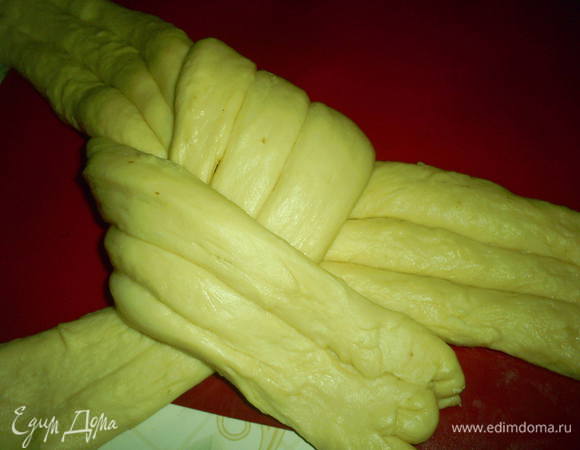 Теперь три левых жгута выкладываем сверху, как бы заплетая косичку. И заправить концы этих трех жгутов под узел. Приношу извинения, я увлеклась и забыла сфотографировать этот момент.