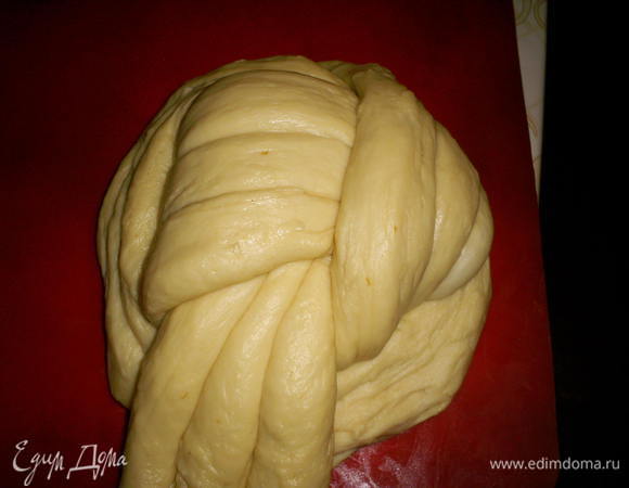 У нас получился узел на трех тройках жгутов. Левые и правые жгуты обводим вокруг узла и заводим их концы под оставшиеся три жгута.