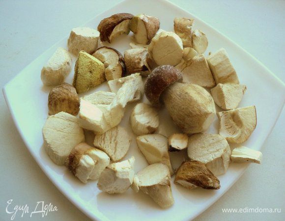 Для этого салата я взяла замороженные свежие белые грибы, но можно брать любые грибы: шампиньоны, опята, лесные грибы. Грибы предварительно разморозить при комнатной температуре.