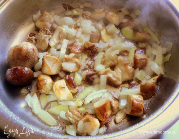 Грибы поджарить на растительном масле вместе с мелко нарезанной луковицей до готовности. Один грибок оставить целым, он нам понадобится для украшения. Посолить по вкусу.