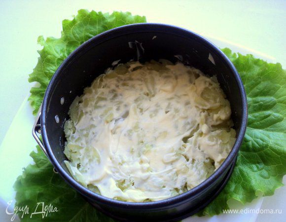 Смазать тонким слоем майонеза.