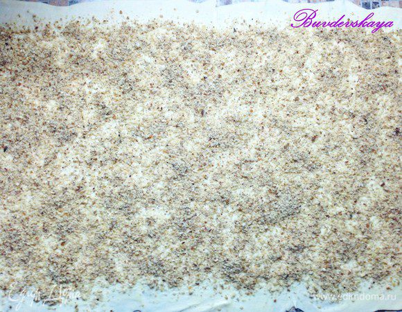 Тесто равномерно посыпать панировочными сухарями (я использовала домашние из засохшего багета), отступая пару см от краев. Грецкие орехи мелко порубить в кухонном комбайне и также посыпать ими тесто.