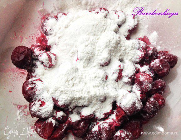 Вишню разморозить (я размораживаю в микроволновке), слить сок, добавить ложку кукурузного крахмала (без верха) и перемешать. Это нужно для того, чтобы «запечатать» сок внутри вишни и чтобы штрудель не был влажным.