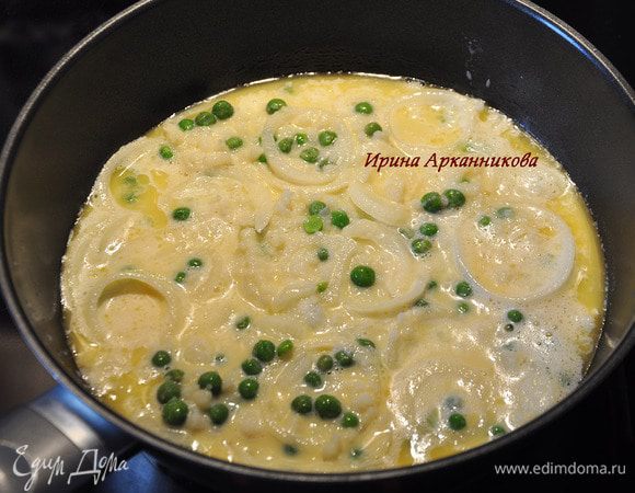 Взбить яйца, добавить молоко и сметану, соль. Снова взбить. Добавить в массу картофель, горошек и лук. Перемешать. Выложить в сковороду, в которой уже разогрелось оставшееся масло.