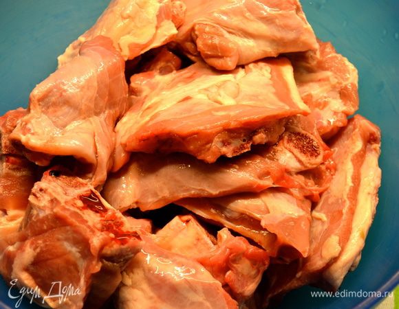 Козлика нарезать порционными кусками. Вымыть и обсушить. 