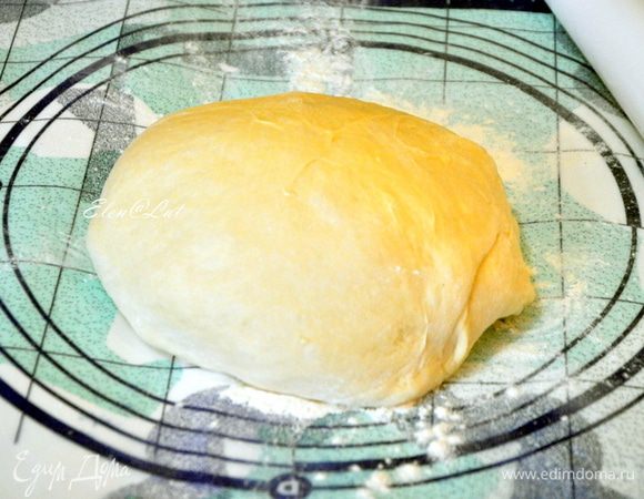 Замесить дрожжевое тесто. Я это делаю в хлебопечке, если у вас ее нет, не беда. Просто надо смешать все ингредиенты для теста и хорошо вымесить. Тесто должно отставать от стенок посуды. Накрыть полотенцем  и оставить для подъема примерно на 1-1,5 часа. 