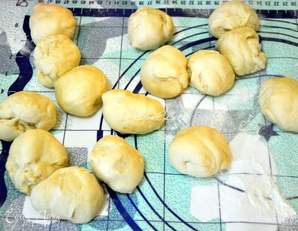 Затем формируем пирожки. Для этого тесто разделить на одинаковые части. Поочередно будем плести косички.